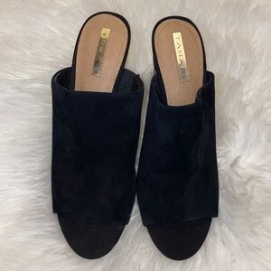 TAHARI MELISSA SUEDE MULES SIZE 8.5. Black. EUC.